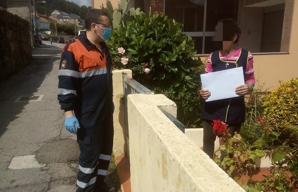 Reparto del material del programa 'Saudemente' en Poio