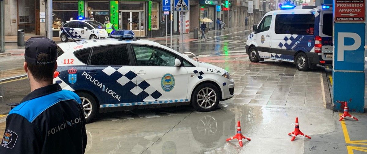 Control da Policía Local na rúa Benito Corbal 