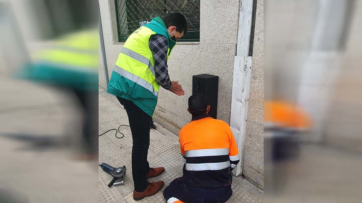 Instalación de fuentes desinfectantes en Ponte Caldelas