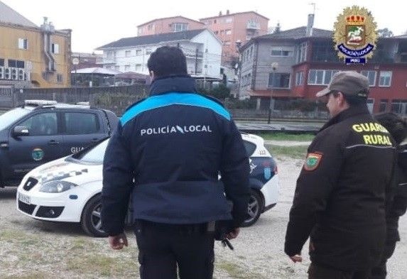 Efectivos da Policía Local e dos Gardacostas da Confraría de San Telmo