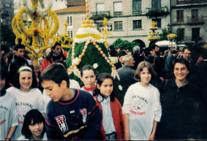 Fotografía antigua de la celebración de los mayos de la asociación de vecinos O Chedeiro de Cerponzóns