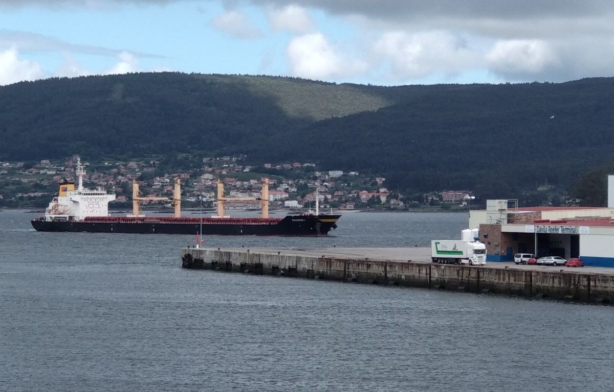 Un buque entra no Porto de Marín