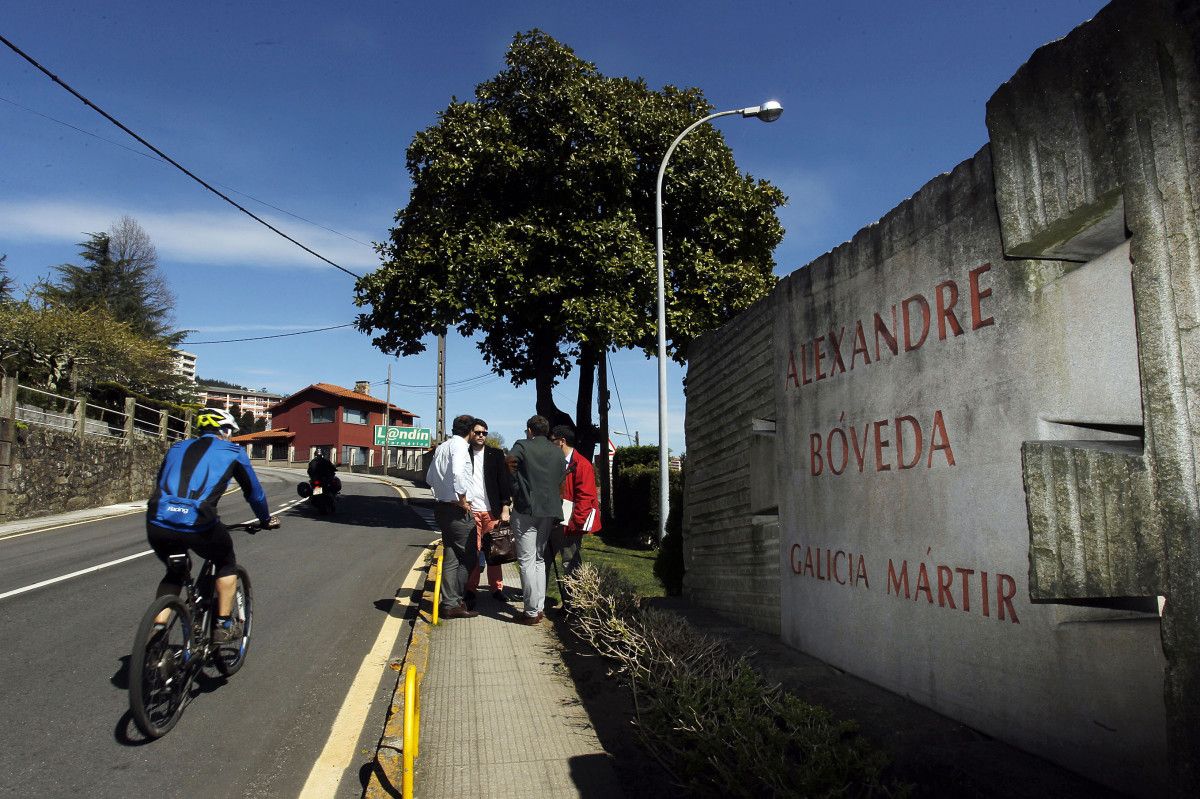 Monumento en homenaje a Alexandre Bóveda en A Caeira