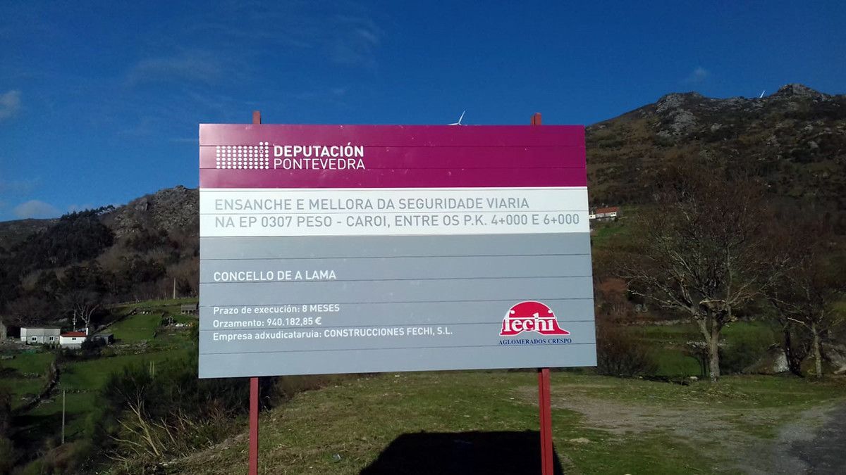 Cartel que anuncia las obras de reforma de la carretera Peso-Caroi