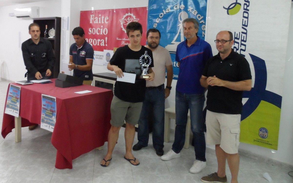 Jaime Santos recibe el trofeo de campeón del "II Torneo internacional de xadrez Cidade de Pontevedra"