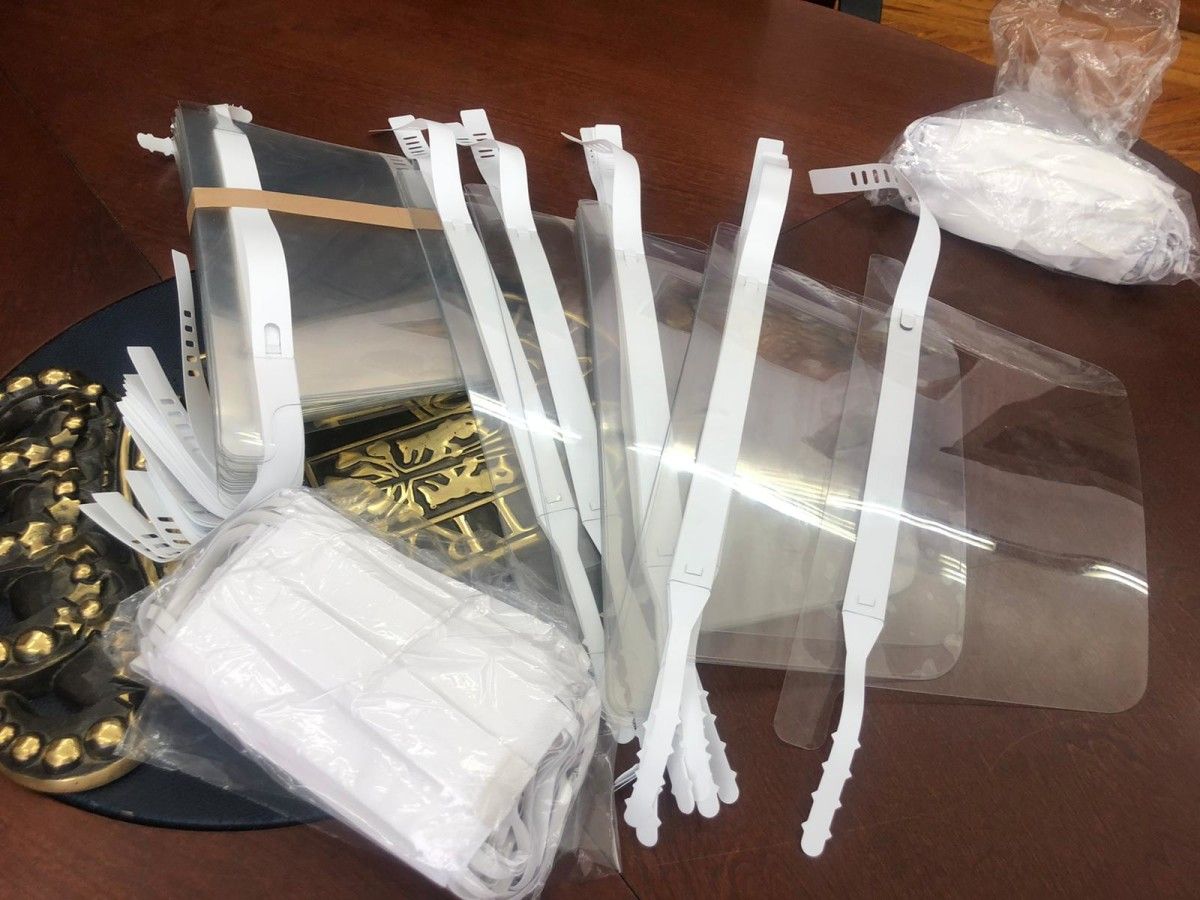 O Concello de Marín reparte material de protección en establecementos comerciais