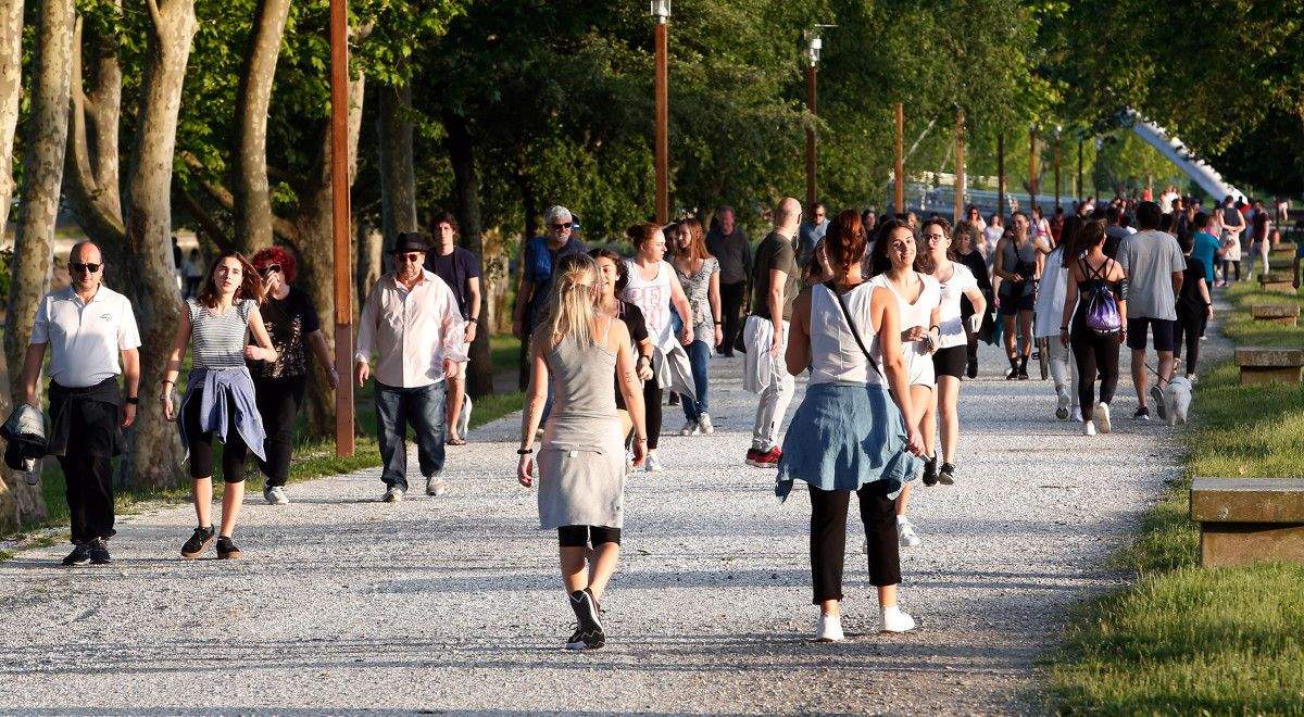 Aglomeraciones de deportistas na Illa das Esculturas durante a primeira fin de semana do inicio da desescalada pola pandemia do coronavirus