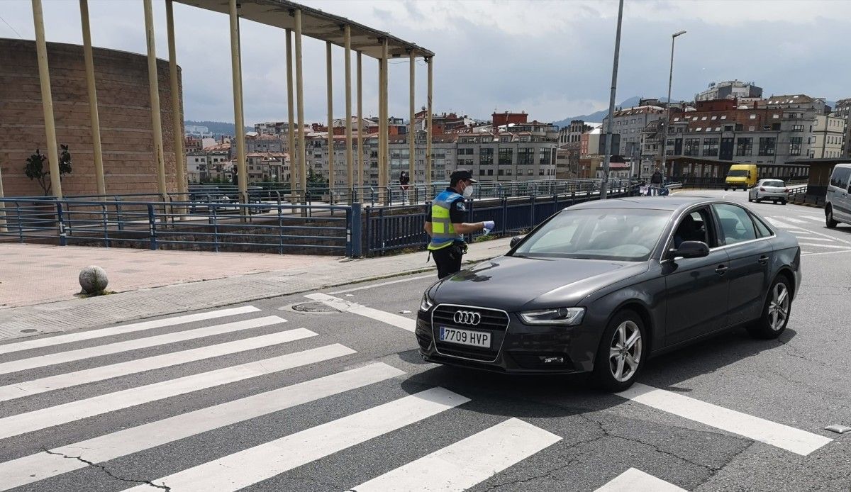 La Policía Local de Poio entrega mascarillas a los conductores en la rotonda de A Barca