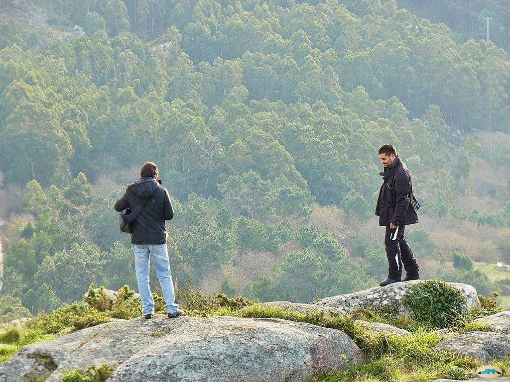 Dos personas en el medio del monte