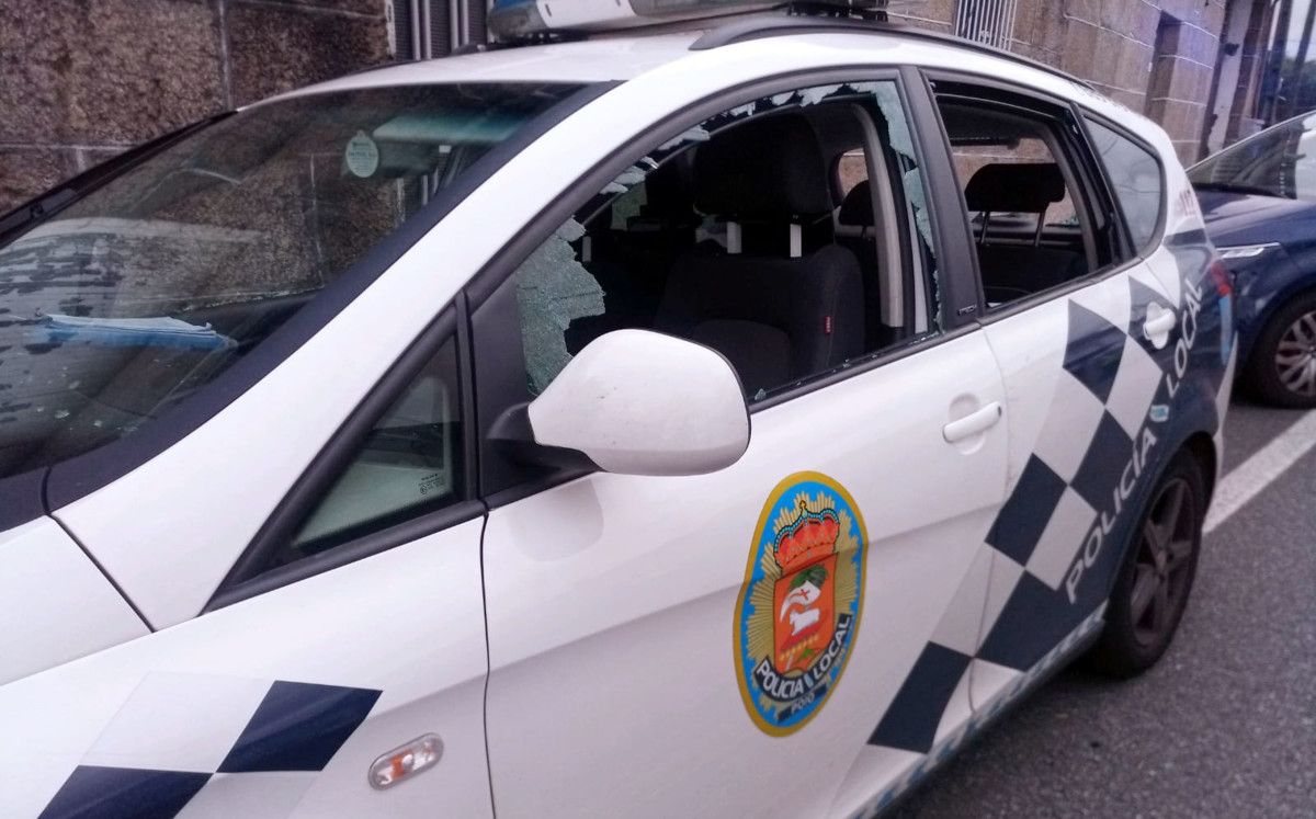 Vehículos policiais danados nuns disturbios no poboado do Vao