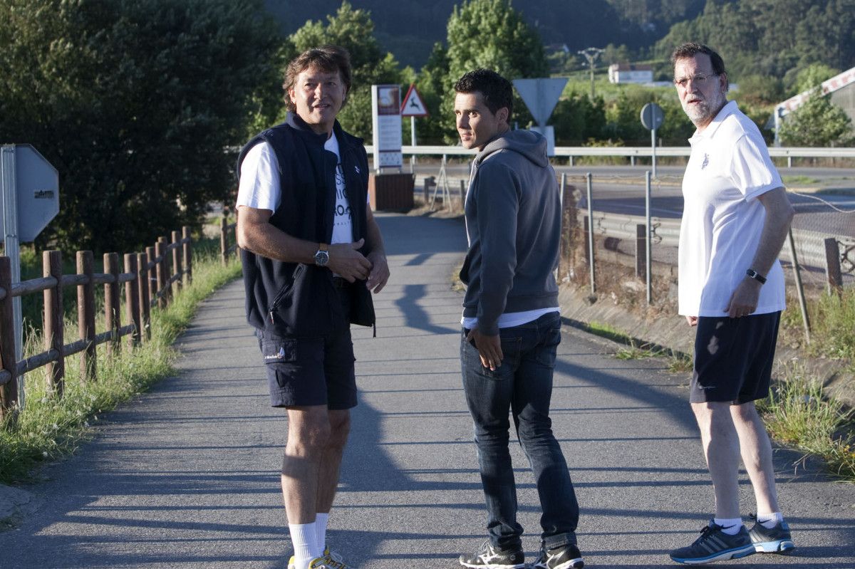 Lete Lasa, Gómez Noya y Mariano Rajoy, de recorrido por la Ruta da Pedra e da Auga de Ribadumia en el verano de 2014