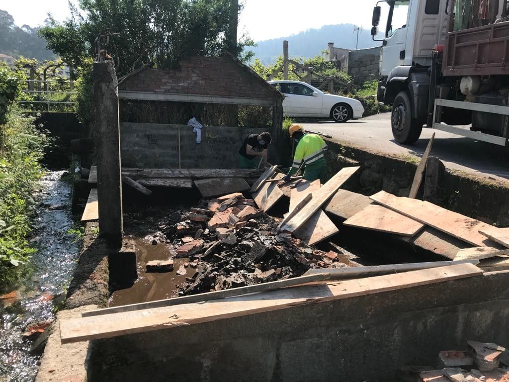Obras de reconstrucción do lavadoiro do río de Casás en Marín
