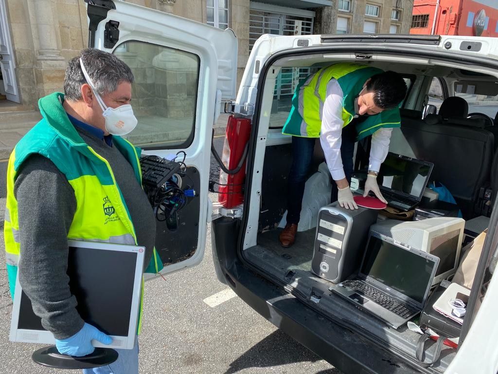Donación de equipos informáticos al Concello de Ponte Caldelas