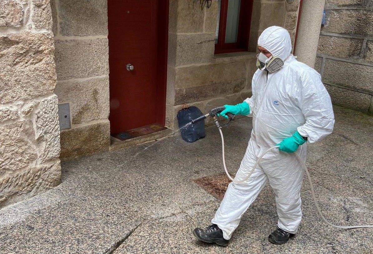 Traballos de desinfección en núcleos do rural