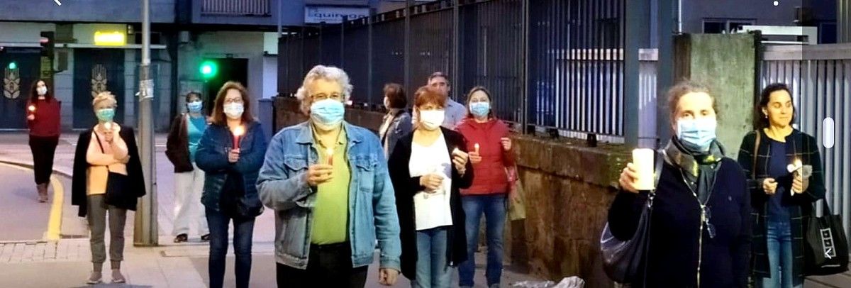 Personal sanitario protesta con velas alrededor del Hospital Provincial