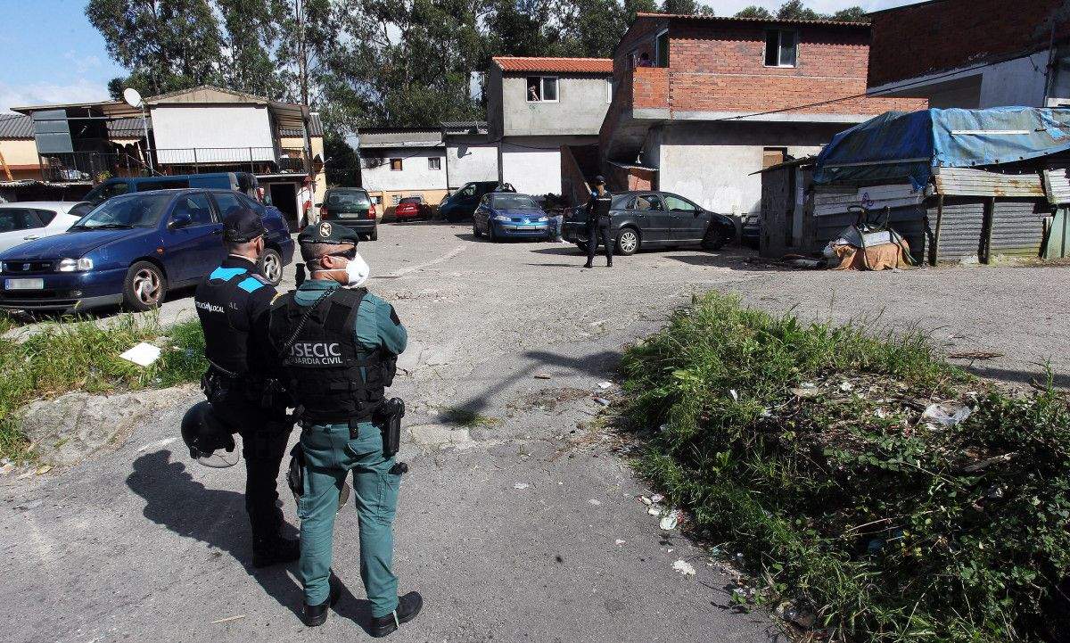 Despregamento da Policía Local de Poio e a Garda Civil no Vao de Arriba tras os altercados