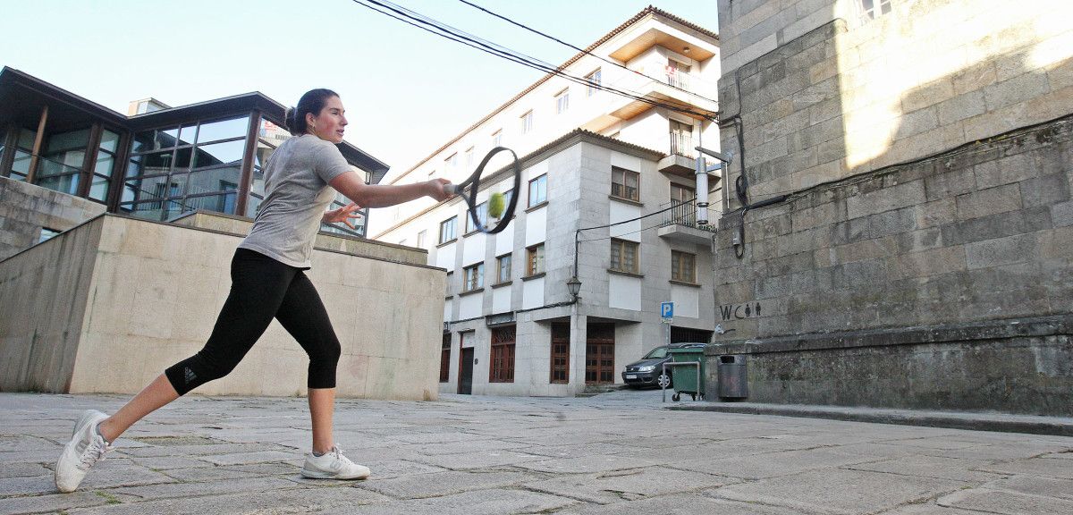 Celia Cerviño entrenando contra la pared de la antigua sede de Hacienda