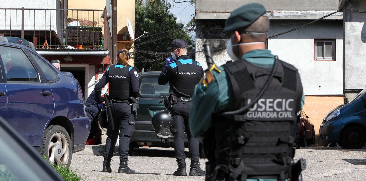 Despregamento da Policía Local de Poio e a Garda Civil no Vao de Arriba tras os altercados