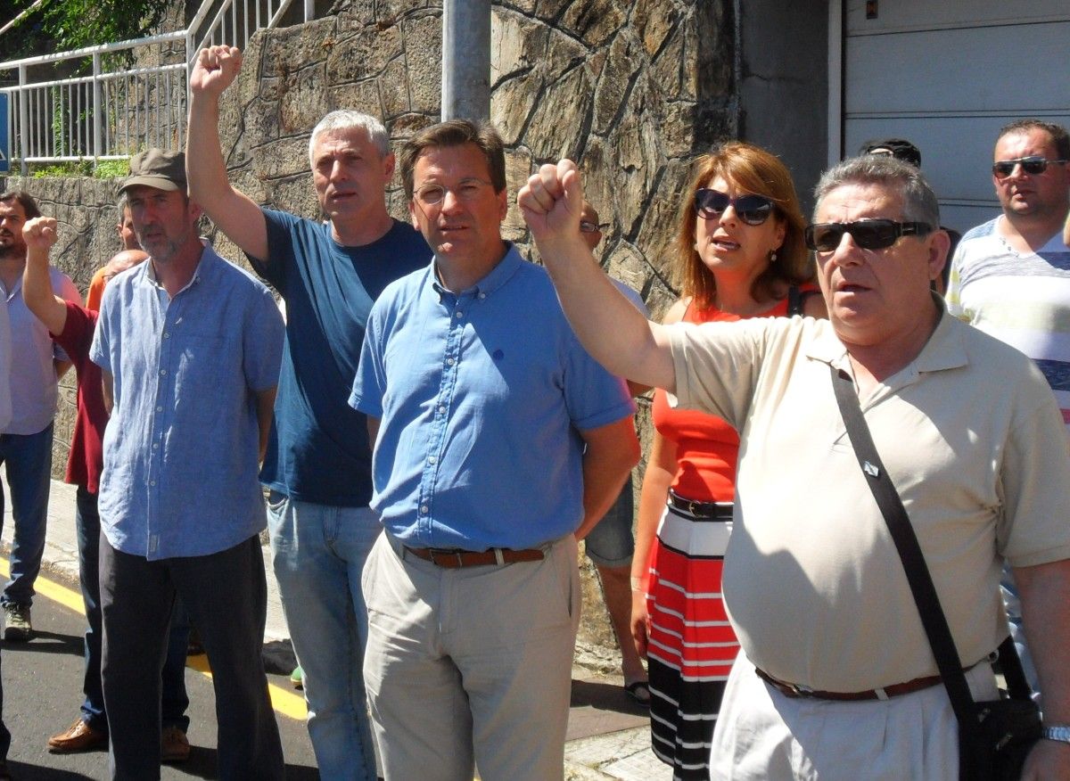 Xabier Vence (centro) con representantes del BNG en un acto en A Caeira (Poio)