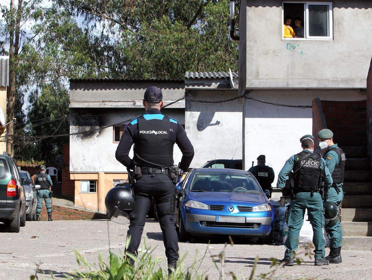 Despregamento da Policía Local de Poio e a Garda Civil no Vao de Arriba tras os altercados