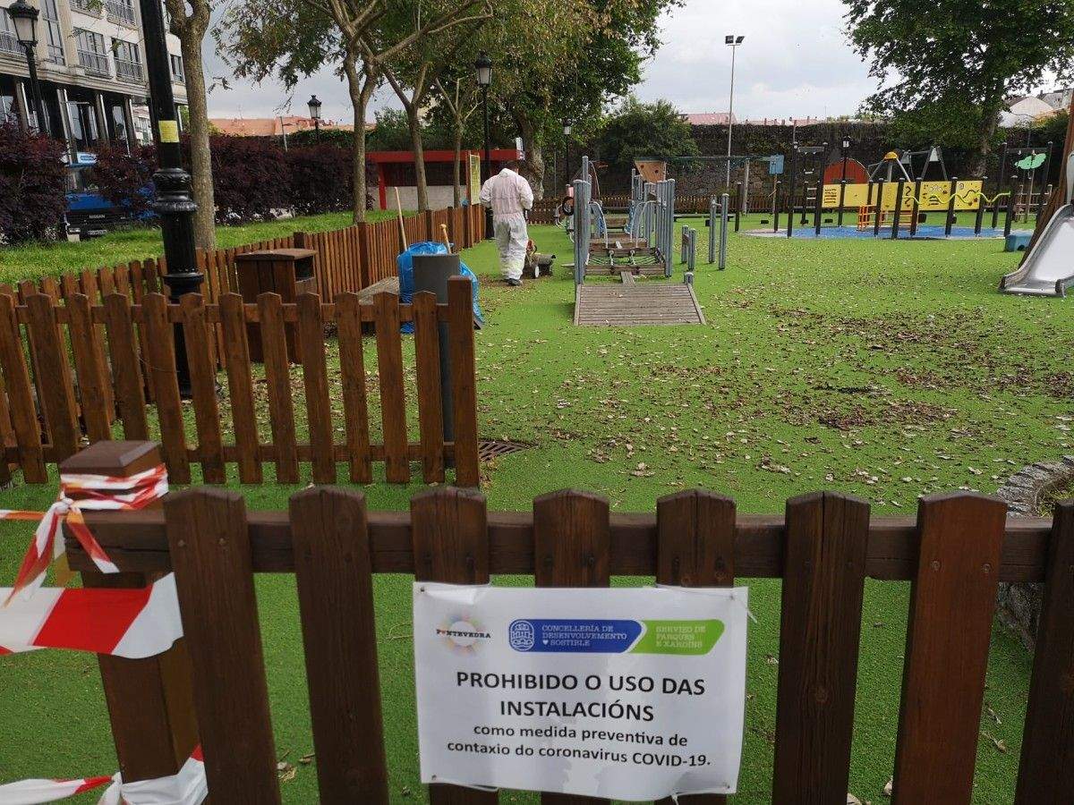 Tarefas de desinfección dos parques infantís de Pontevedra