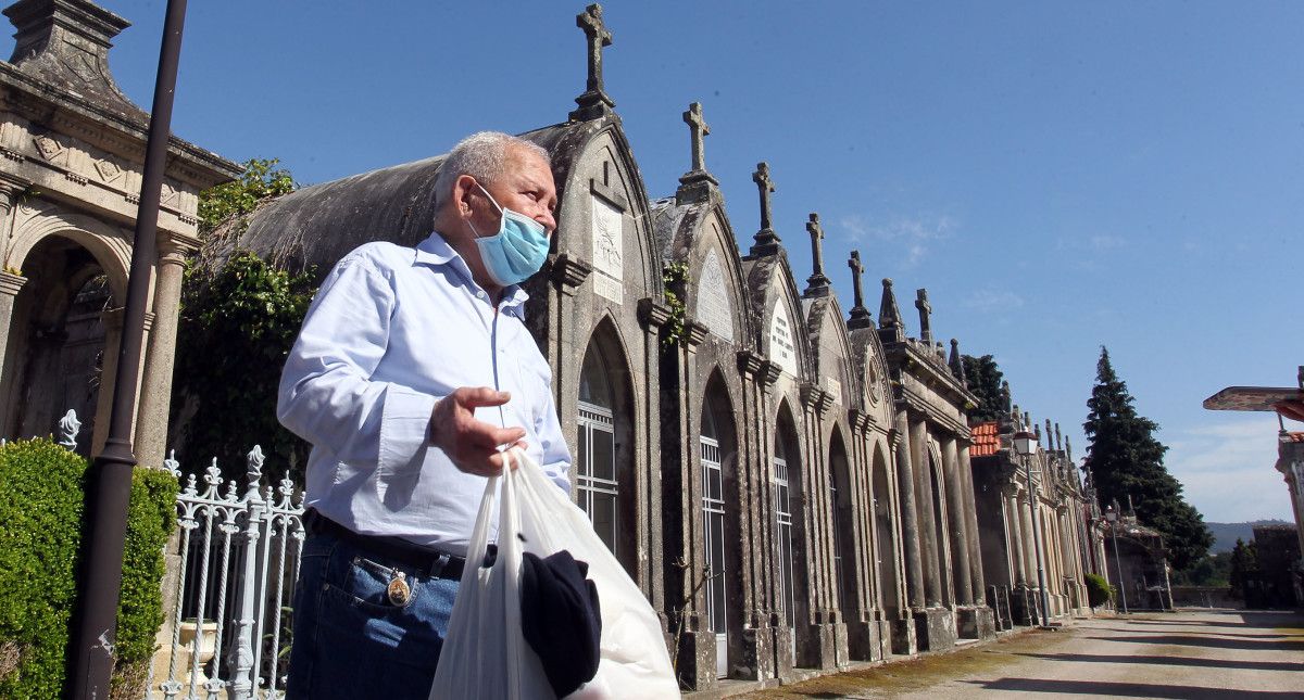 Juan Alfonso en el cementerio de San Mauro tras su reapertura