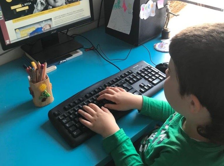 Un niño con un ordenador