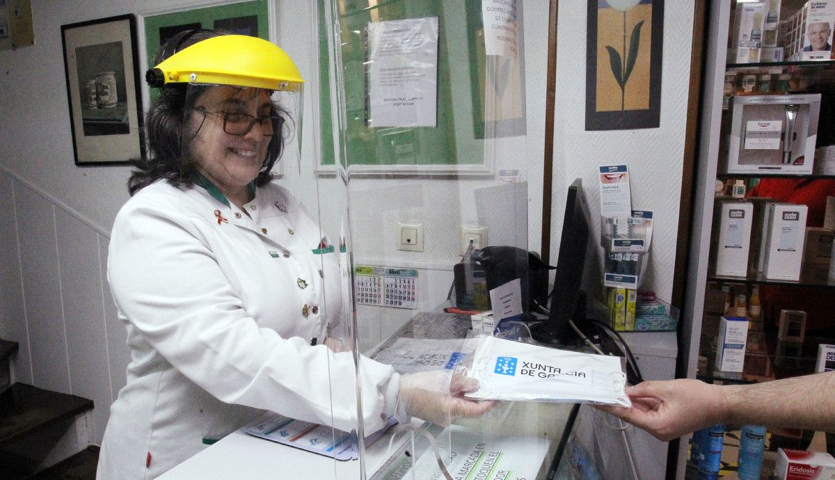 Entrega de mascaras de protección en farmacias para persoas sen recursos e pensionistas