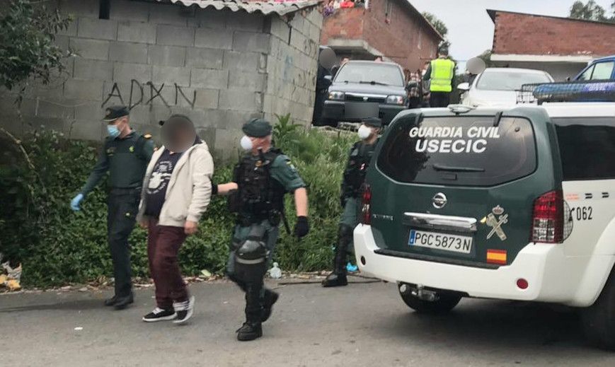Unha das persoas detidas no poboado do Vao