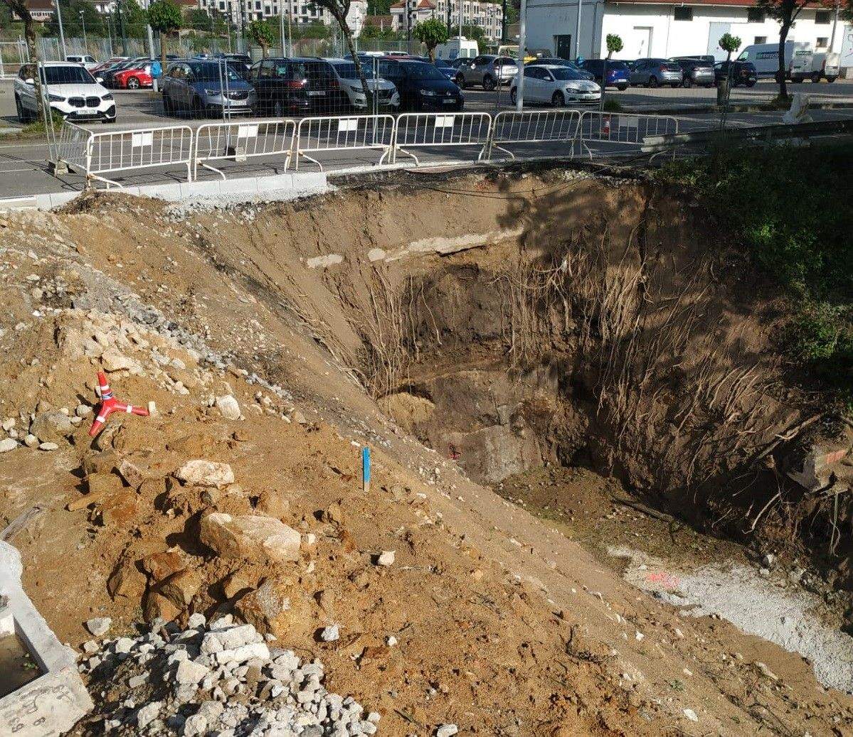 Rúa Otero Pedrayo pechada ao tráfico polo risco de derrumbe dun noiro