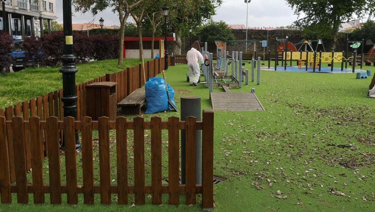 Tarefas de desinfección dos parques infantís de Pontevedra