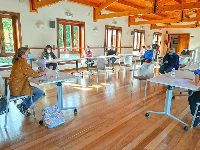 La alcaldesa de Moraña, Luisa Piñeiro, se reúne con 53 comerciantes y hosteleros del municipio