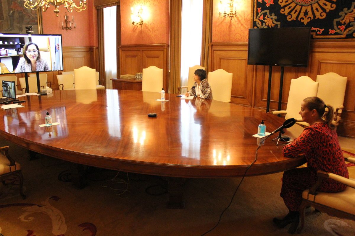 Carmela Silva, presidenta da Deputación, mantén unha videoconferencia con Maica Larriba, subdelegada do Goberno