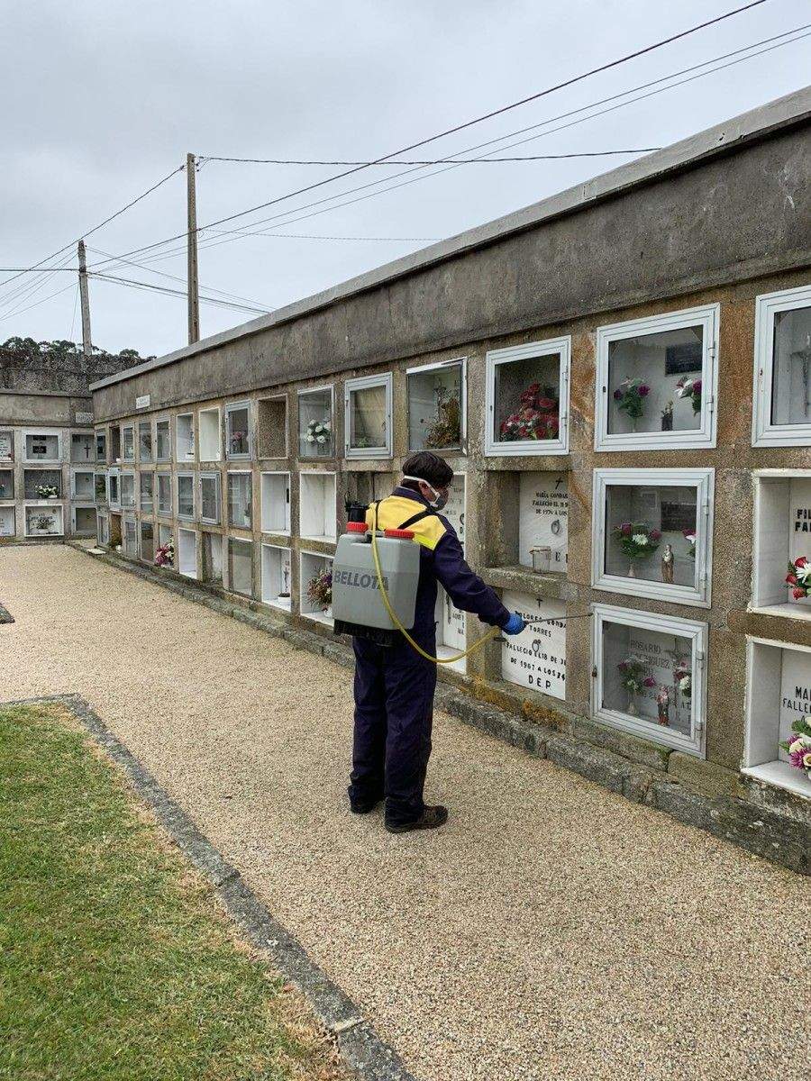 Limpieza en el cementerio de Sanxenxo