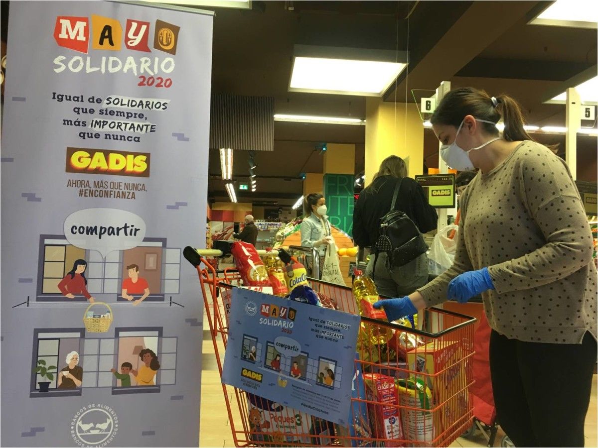 Recollida solidaria de alimentos nun supermercado Gadis
