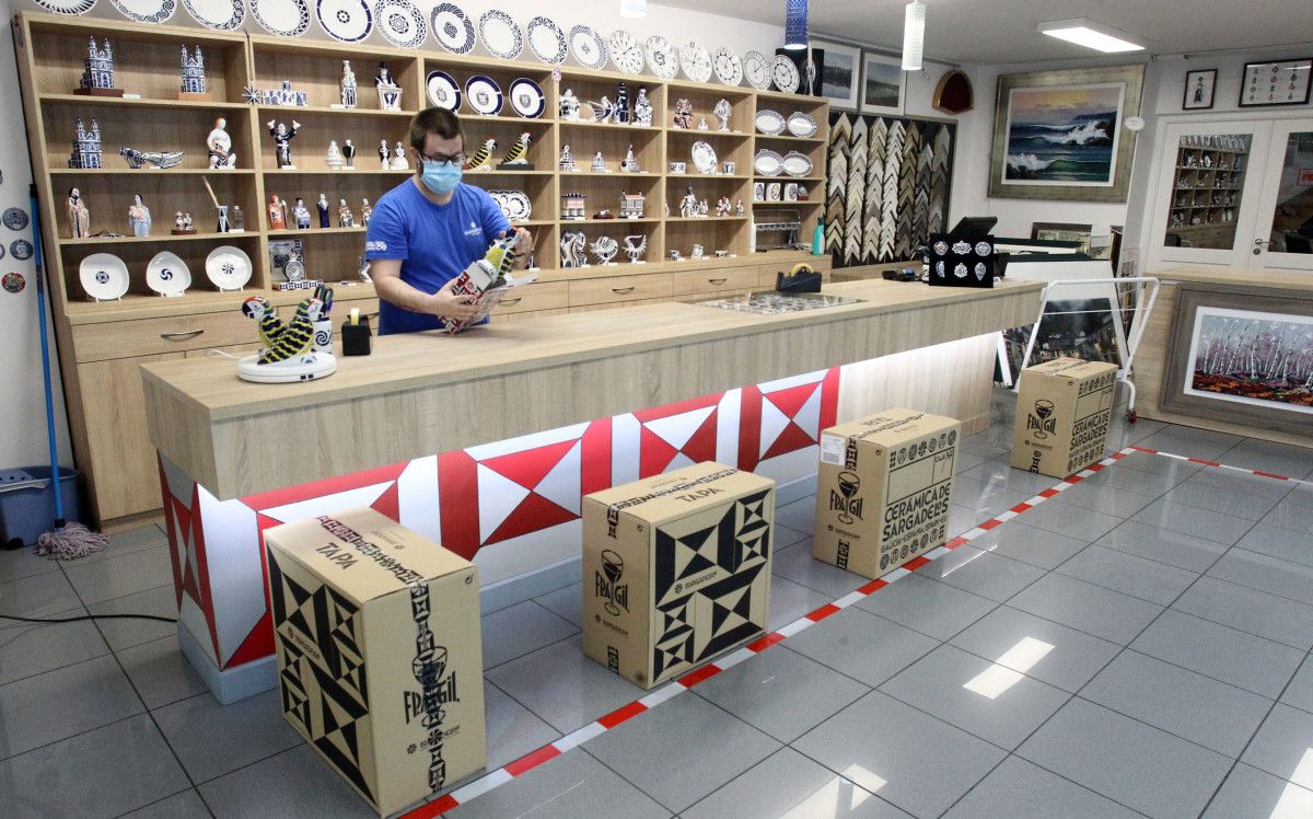 A tenda Sargadelos-Enmarcaciones Torrado no primeiro día da fase 1
