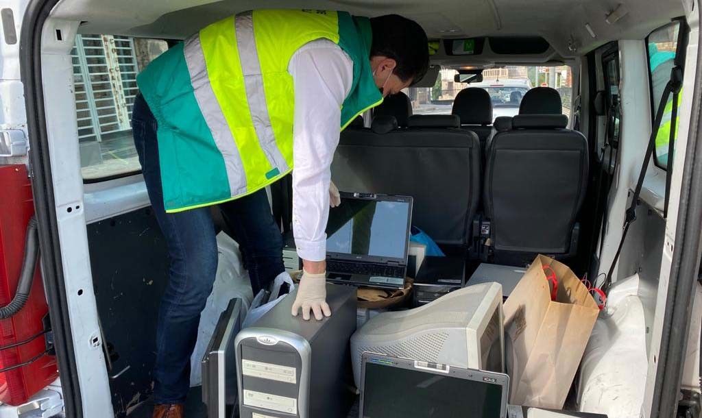 Reparto de los equipos informáticos donados en Ponte Caldelas