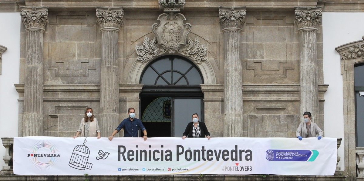Colocación de la pancarta de #PonteLovers para reactivar la economía