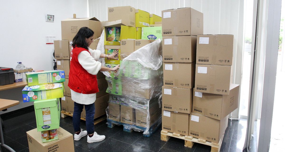 Doazón de alimentos á Cruz Vermella