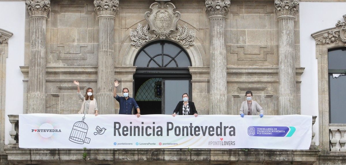 Colocación da pancarta de #PonteLovers para reactivar a economía