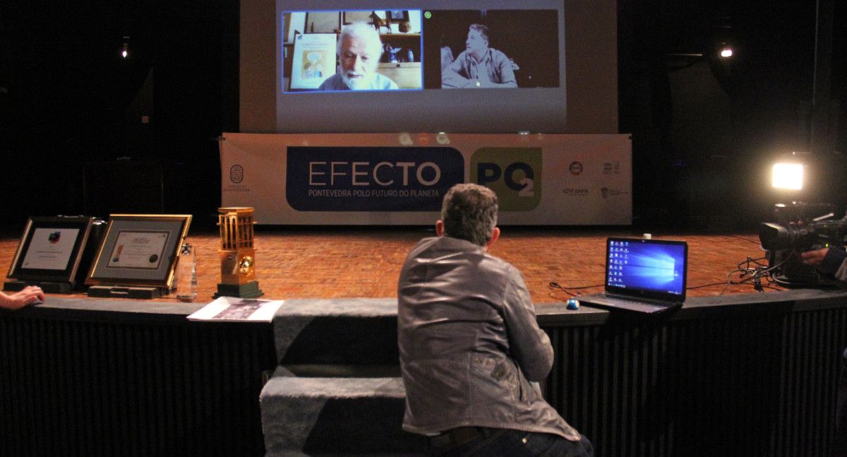 O alcalde Lores falando co pedagogo Tonucci