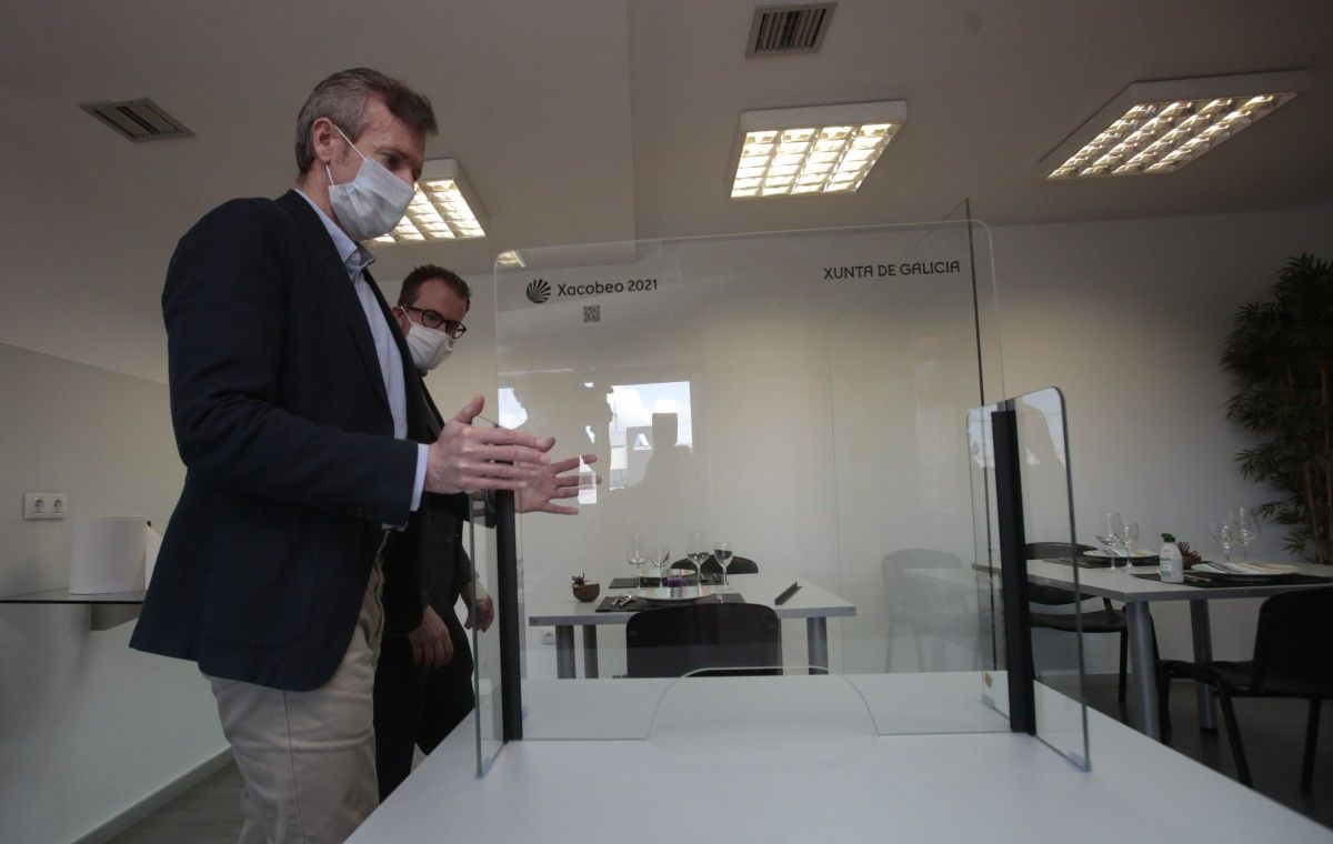 Alfonso Rueda comproba as novas mamparas