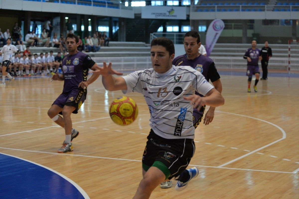 Un momento do partido de Copa Galicia entre Teucro e BM Pontevedra