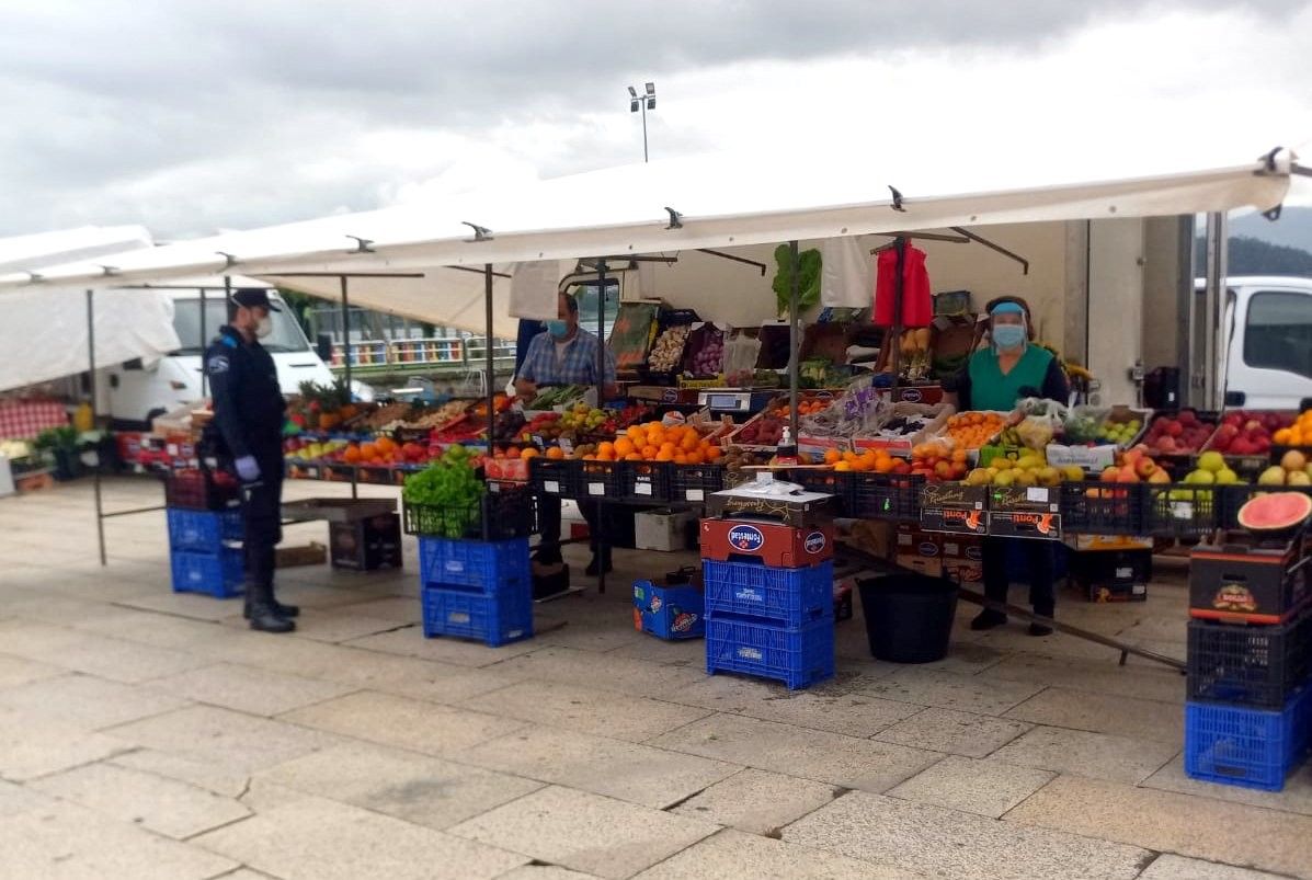 Mercado ambulante de Combarro, primeira xornada despois do parón durante o confinamento