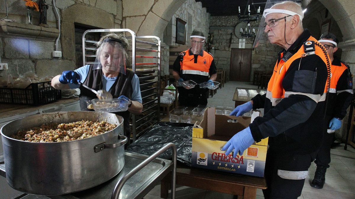 Visita del alcalde y de la concejala de Benestar Social al comedor social de San Francisco