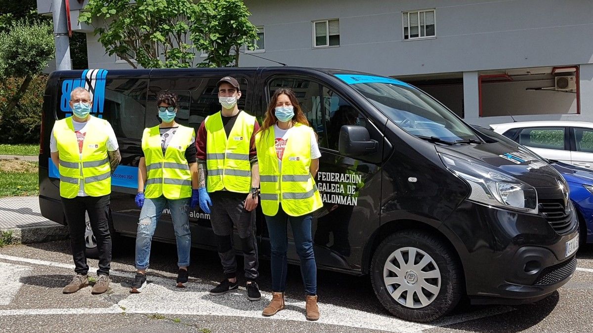 Furgoneta da Federación Galega de Balonmán con voluntarios de Vigo