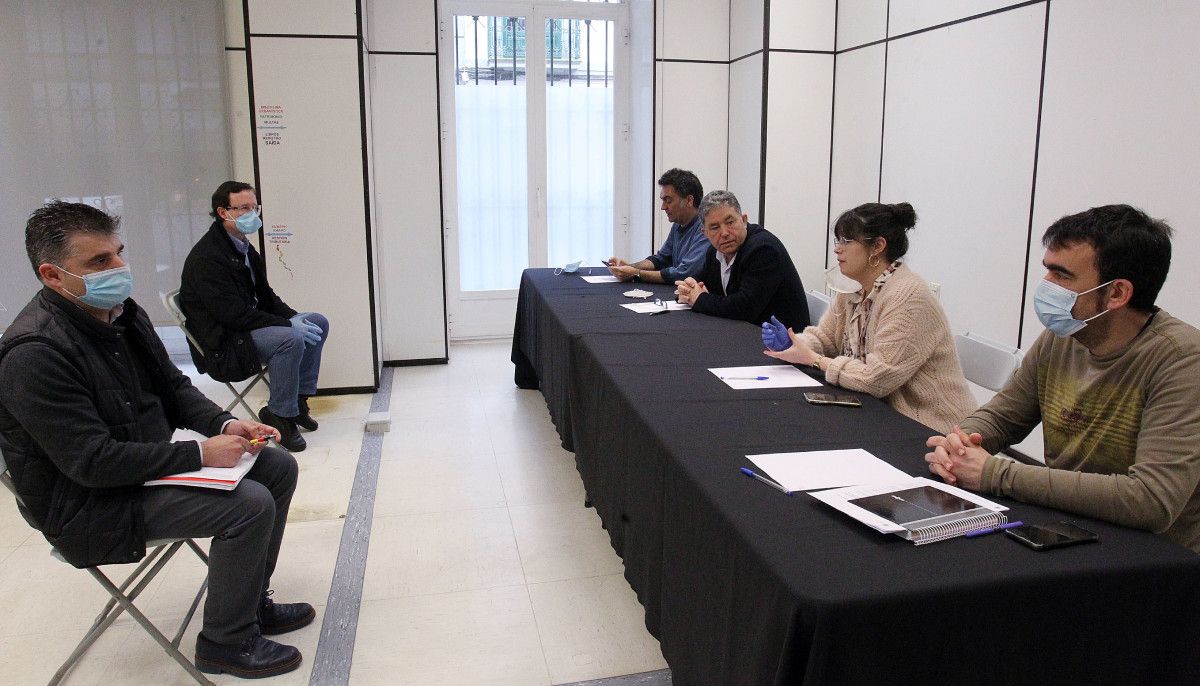 Xuntanza do goberno municipal con construtores locais