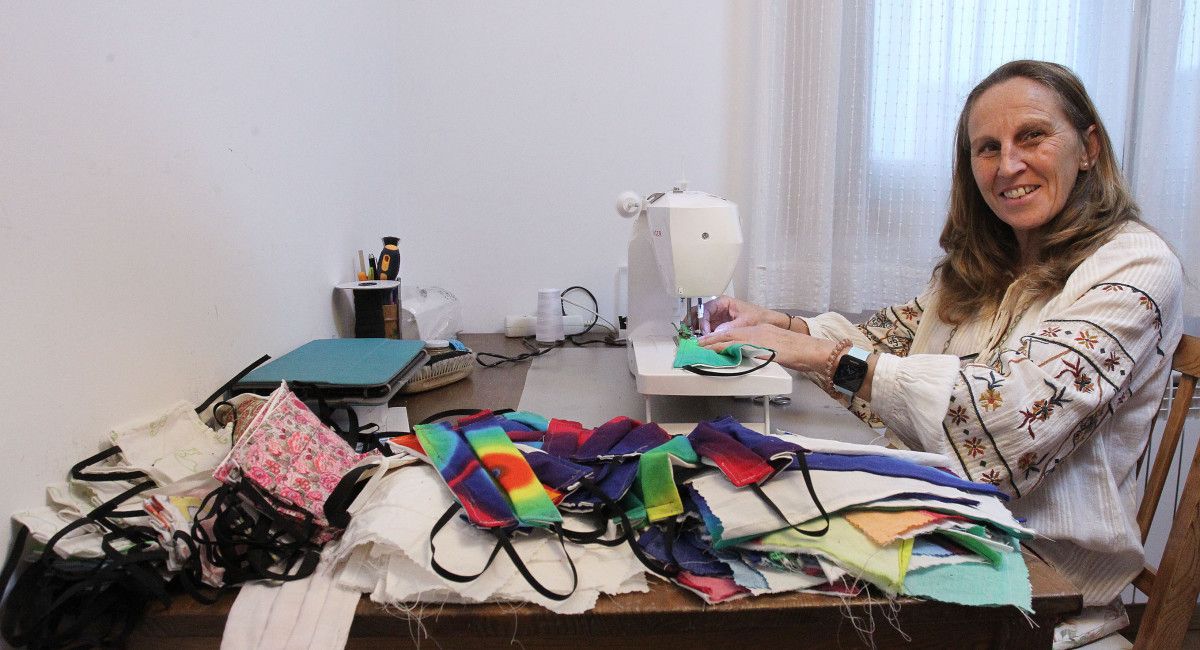 María Ignacio, una de las costureras solidarias de Pontevedra