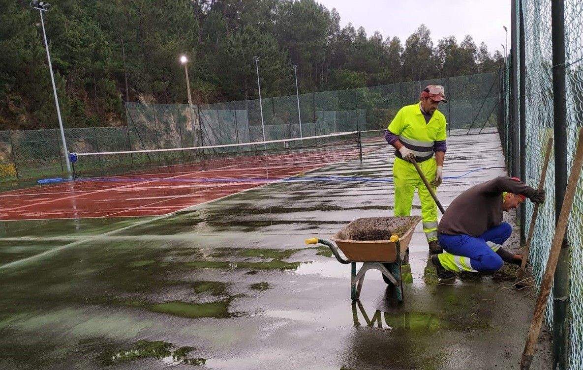 Posta a punto das pistas de Monte Baldío en Raxó