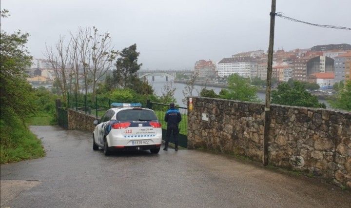 Policía Local de Poio en la entrada de una propiedd privada en A Puntada